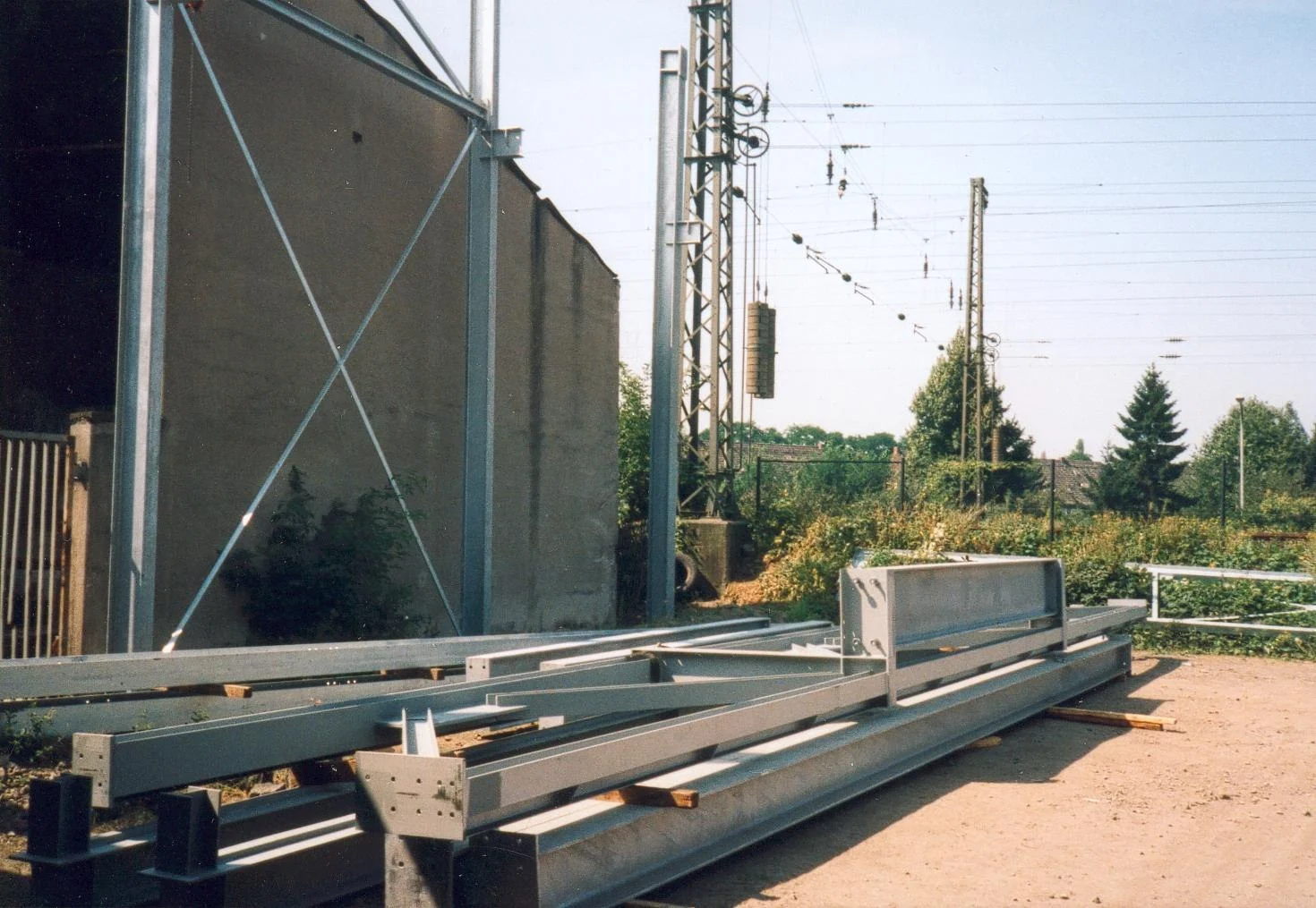 Crane and steel construction during hall construction at Franz Huisgen in 1998