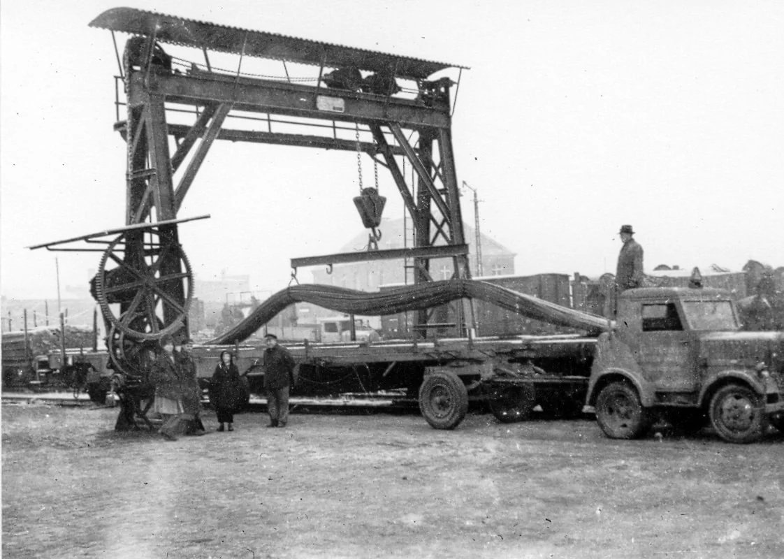 Franz Huisgen truck being loaded with long steel at the Rhine harbour around 1950