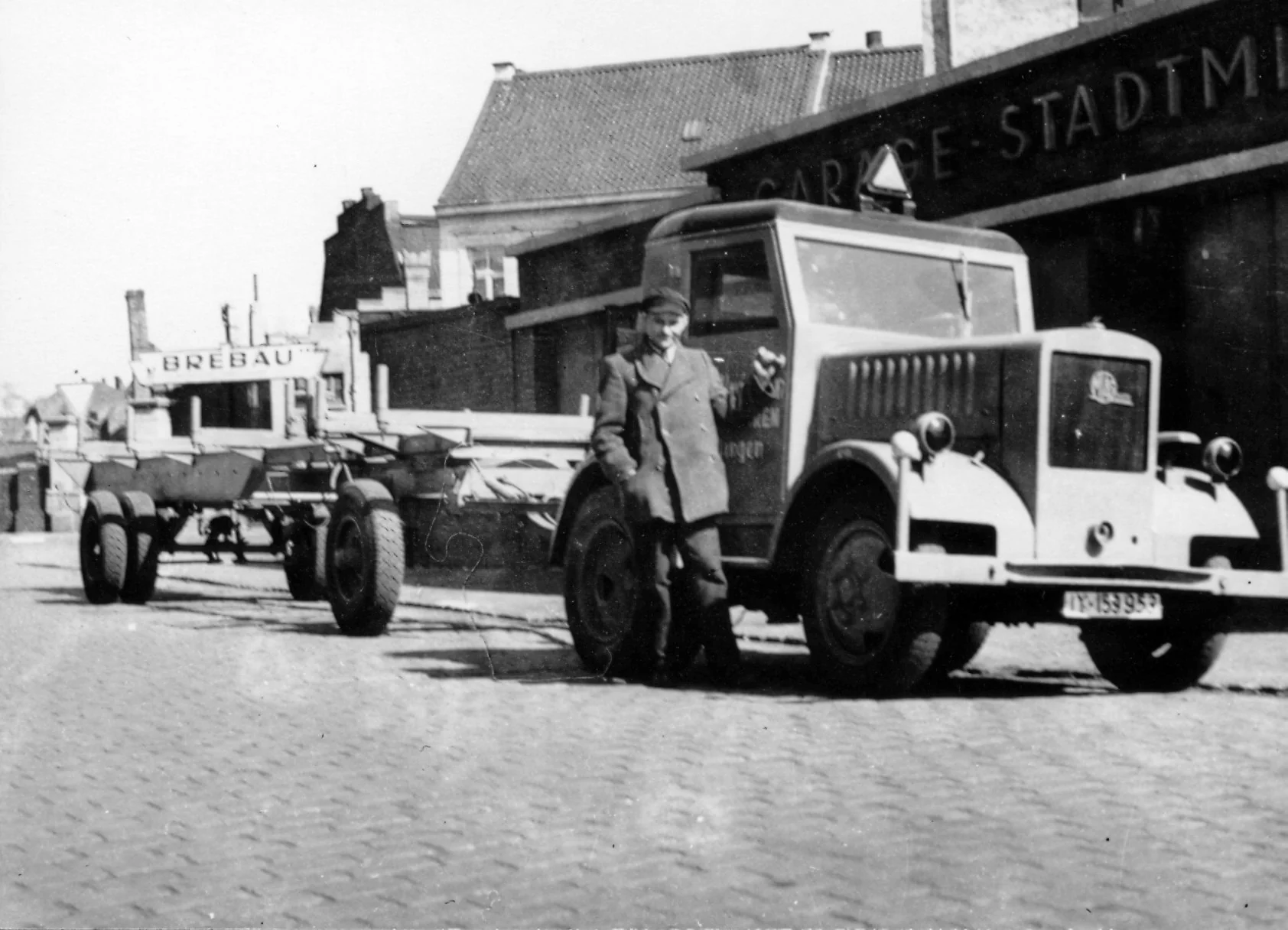 Historic Franz Huisgen truck in front of a building on Viktoriastrasse